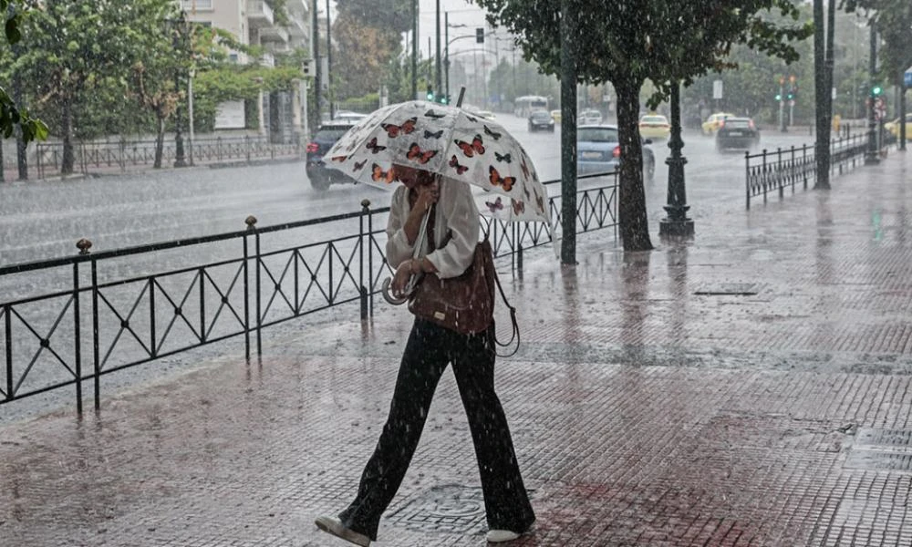 Καιρός: Ζέστη, σκόνη και καταιγίδες προβλέπονται για αύριο -Συνεχίζουν οι υψηλές θερμοκρασίες